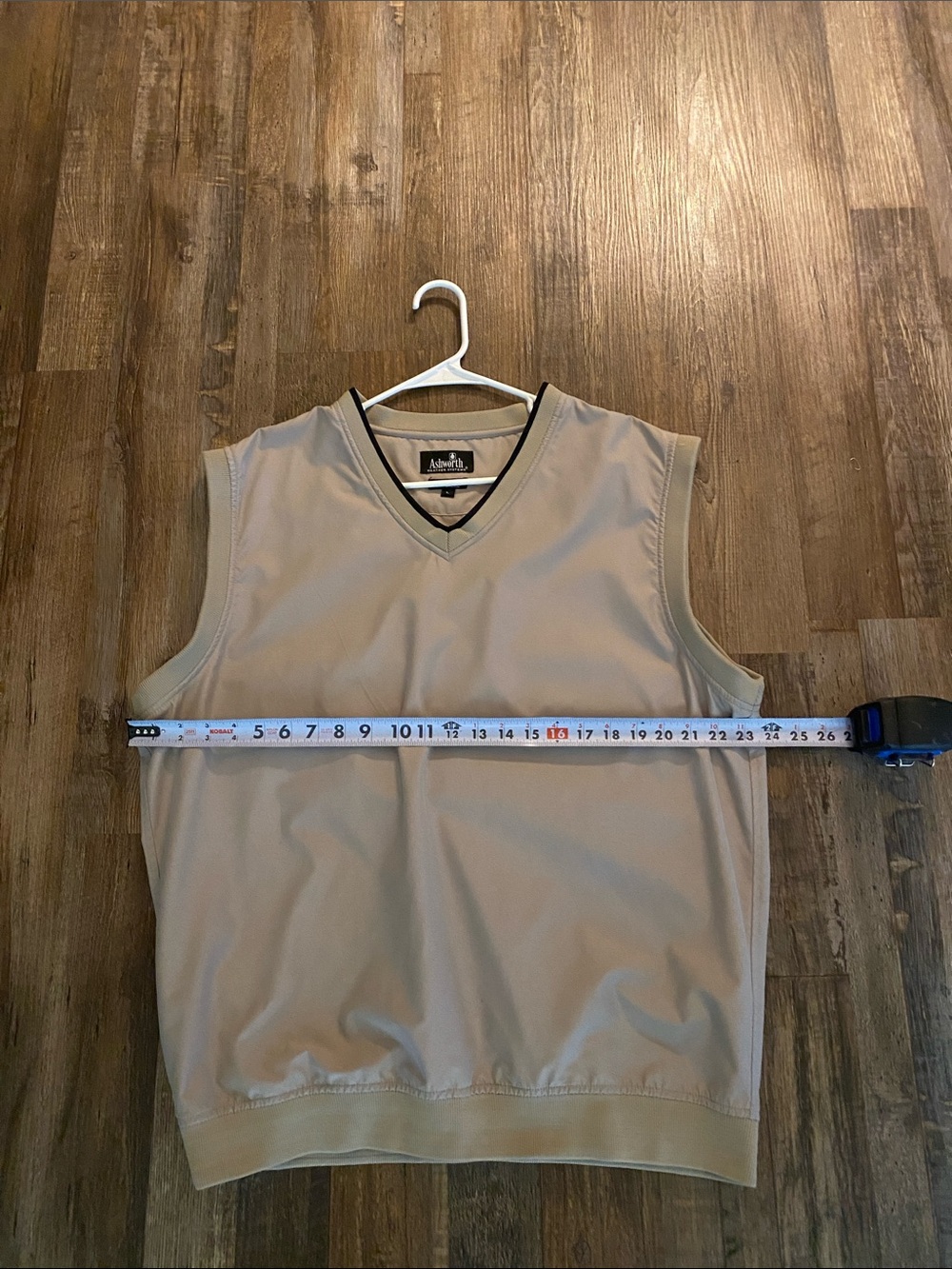 Ashworth Men's Beige Sleeveless V‑Neck Golf Vest with Contrast Trim